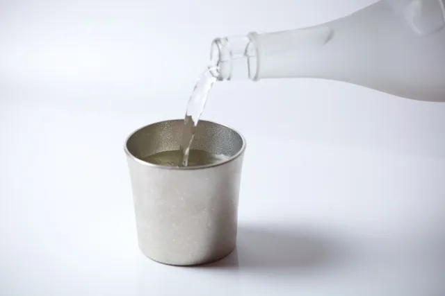 風味を邪魔しない錫（すず）製タンブラー